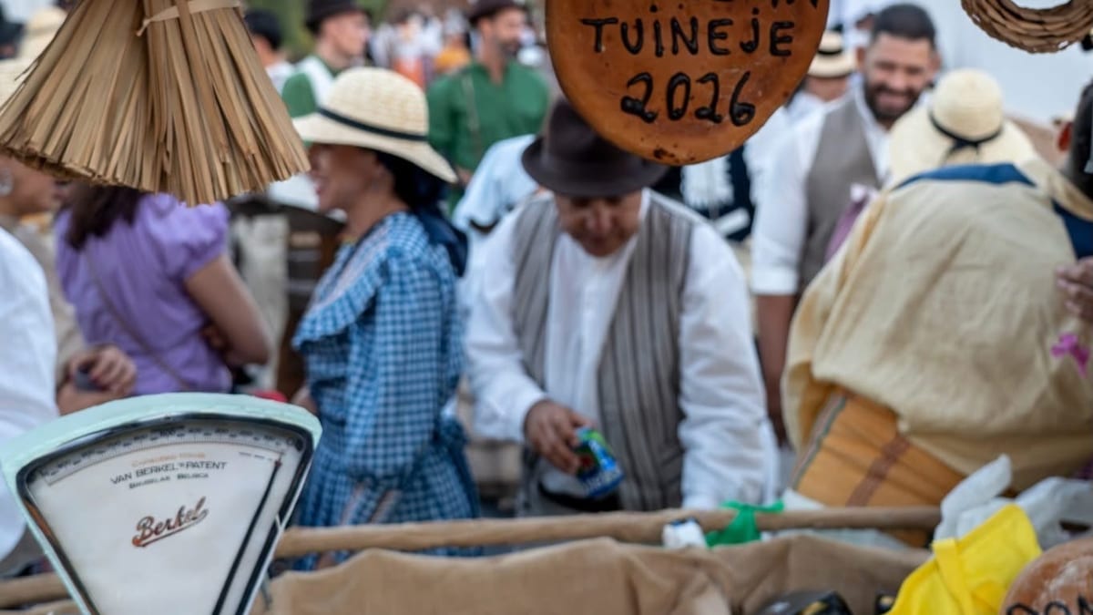 Romería de Tuienje durante las Fiestas Juradas en honor a San Miguel Arcángel, con participación de vecinos en celebración de música y tradición