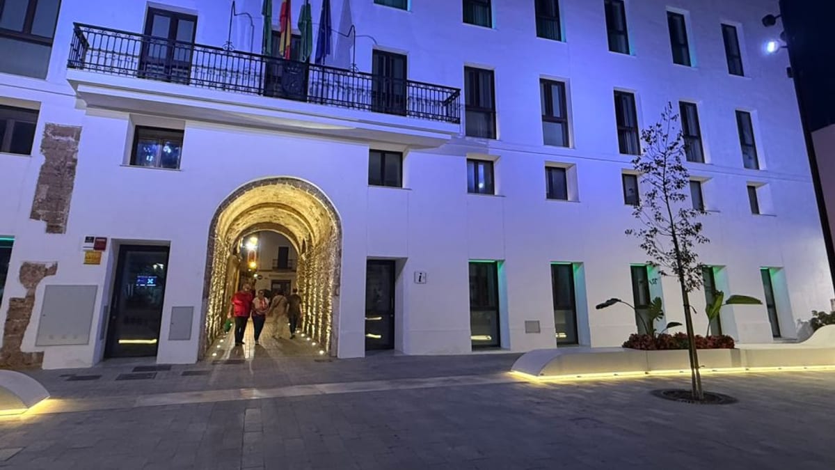 Fachada neoclásica del antiguo Ayuntamiento de Rota en Plaza de España iluminado de noche