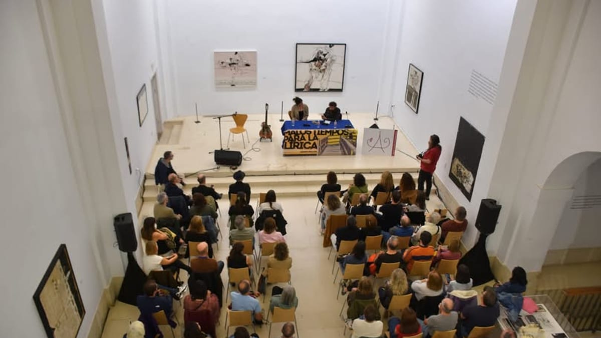 Rozalén durante su participación en el ciclo Malos Tiempos para la Lírica en la Fundación Antonio Pérez de Cuenca