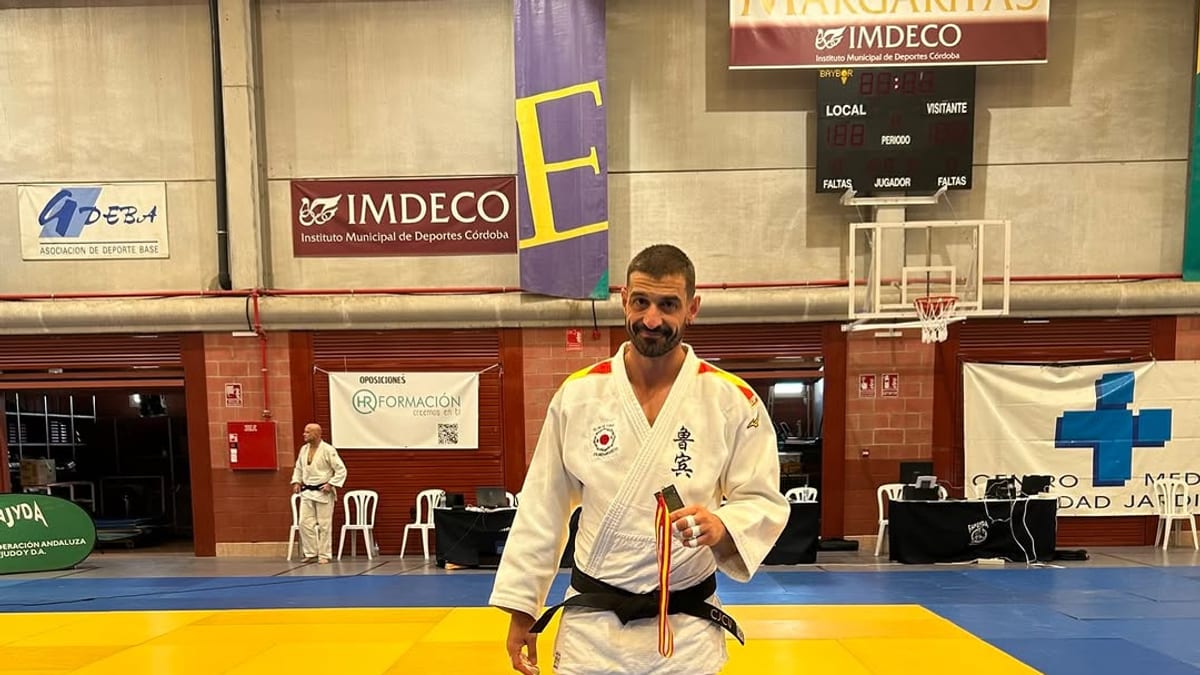 Rubén Díaz, judoka de Colmenar Viejo, posa con su medalla de oro en la Copa de España M3 de judo celebrada en Córdoba