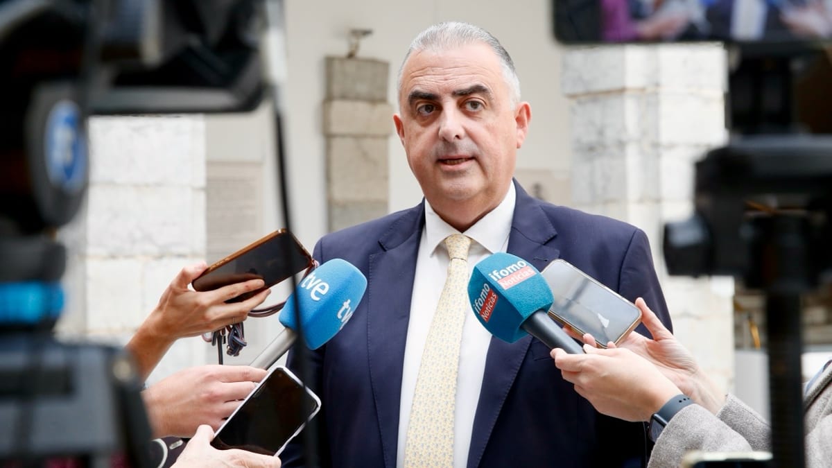 Roberto Media explica la nueva delimitación del PSIR Bosques de Santander a los medios de comunicación