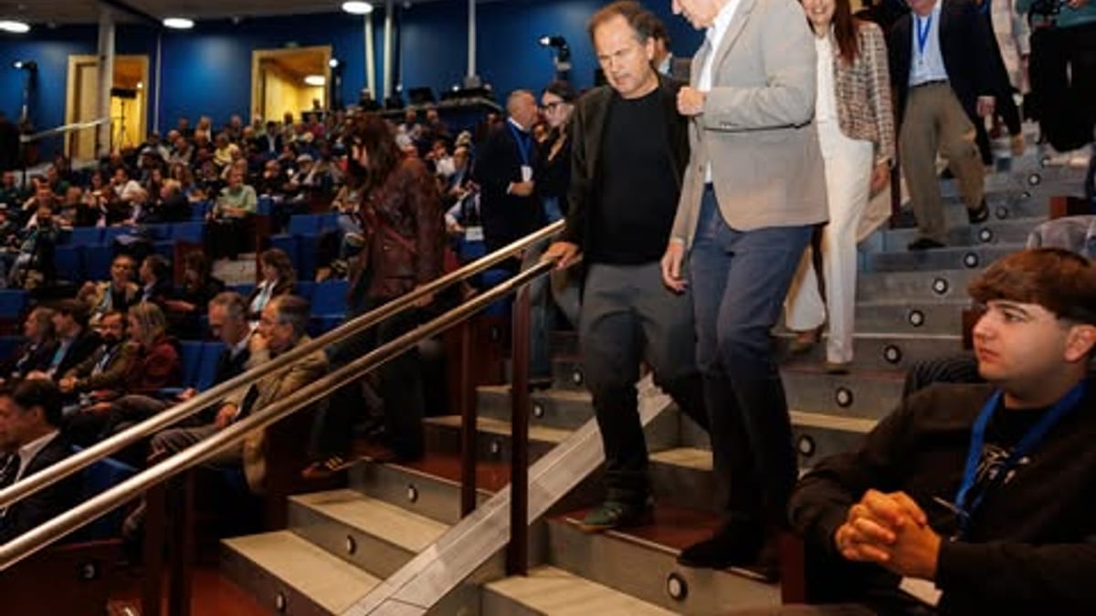 Alfonso Rueda Valenzuela no escenario dun evento público abordando o potencial da madeira galega na vivenda sustentable