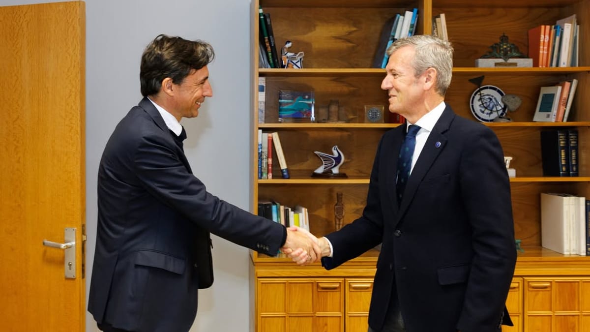 Alfonso Rueda Valenzuela en reunión con Paco Salcedo, presidente de Microsoft España, para abordar colaboración en inteligencia artificial