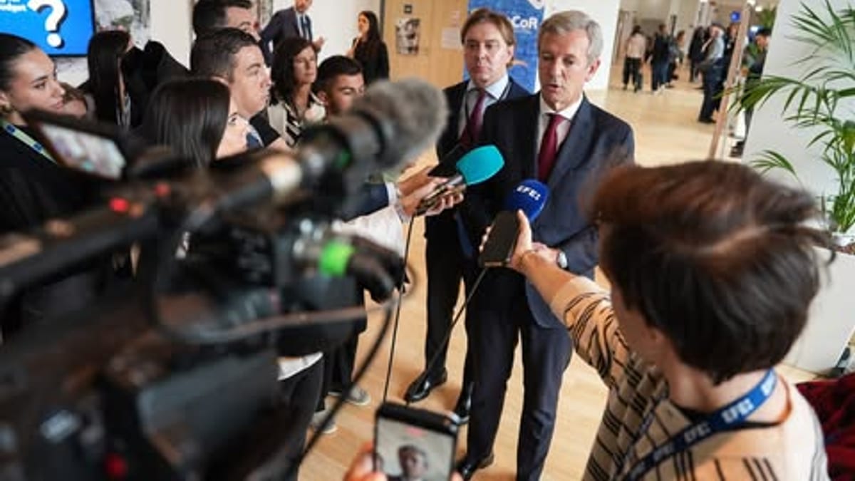 Alfonso Rueda en rueda de prensa durante su participación en el pleno del Comité Europeo de las Regiones en Bruselas