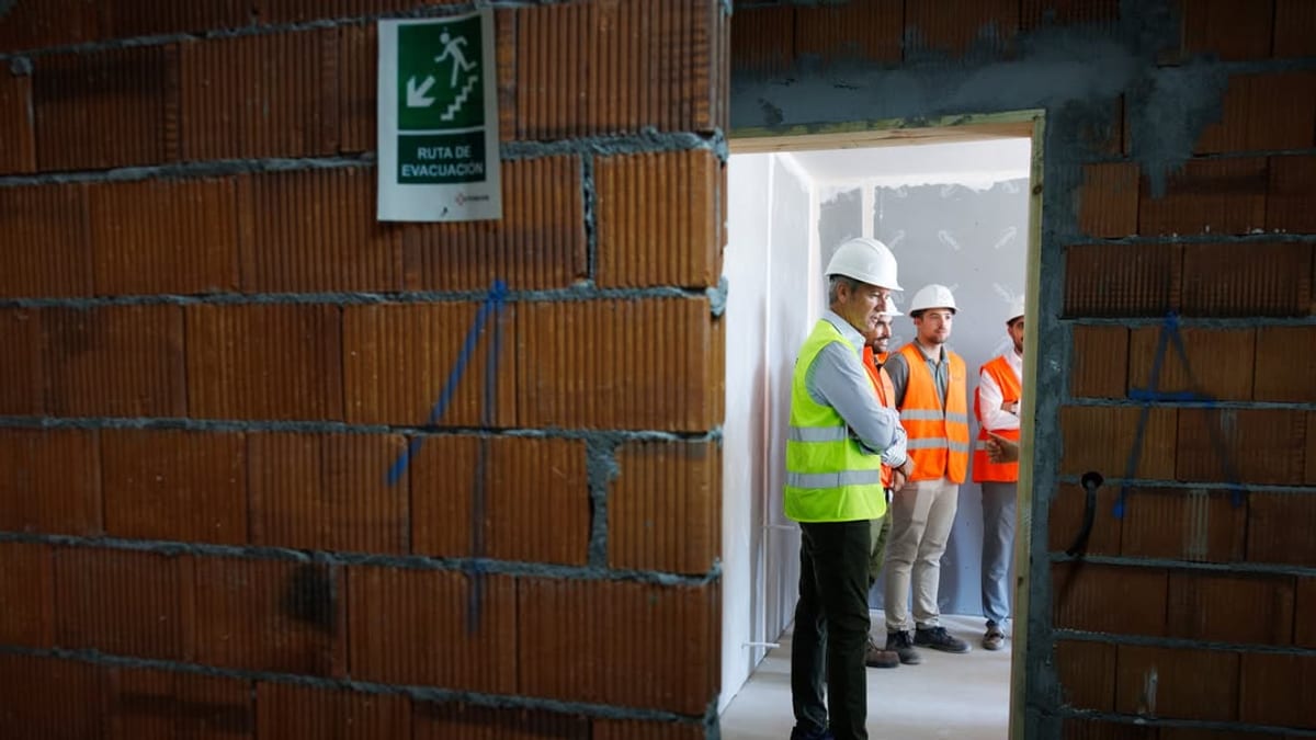 Alfonso Rueda Valenzuela visita las obras de edificios residenciales en San Paio de Navia, Vigo