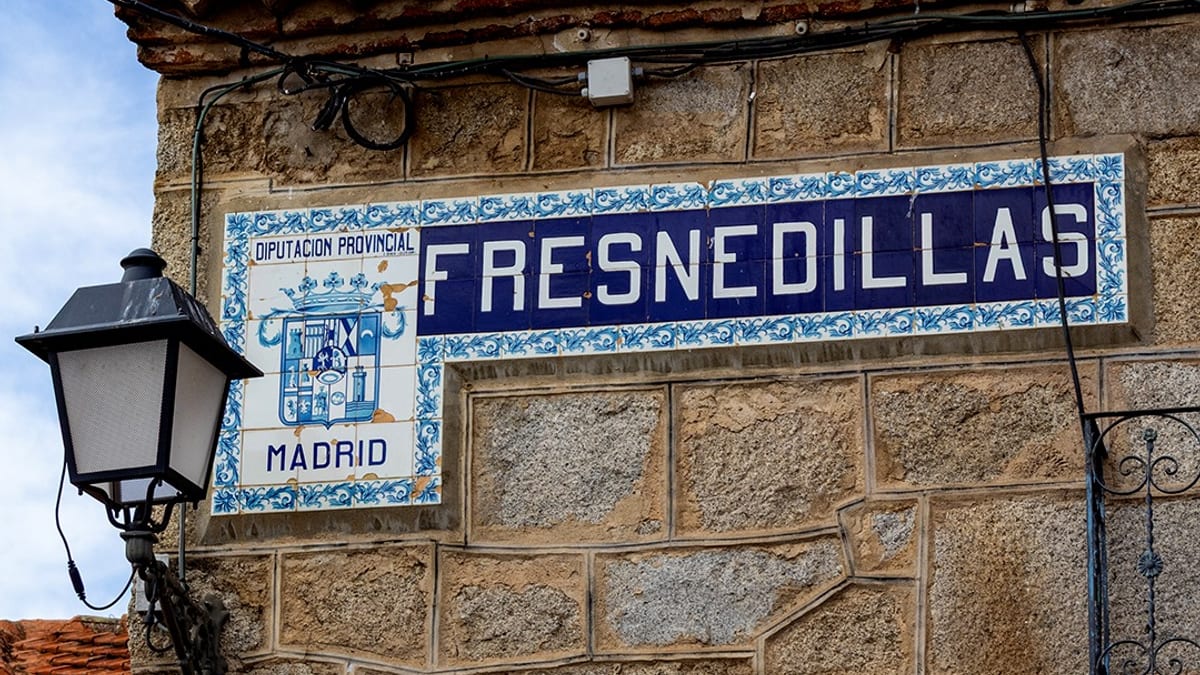 Mural iluminado de noche en la Ruta de las Casas Vivas de Fresnedillas de la Oliva, con réplicas de cohete y lanzadera espacial del Museo Lunar