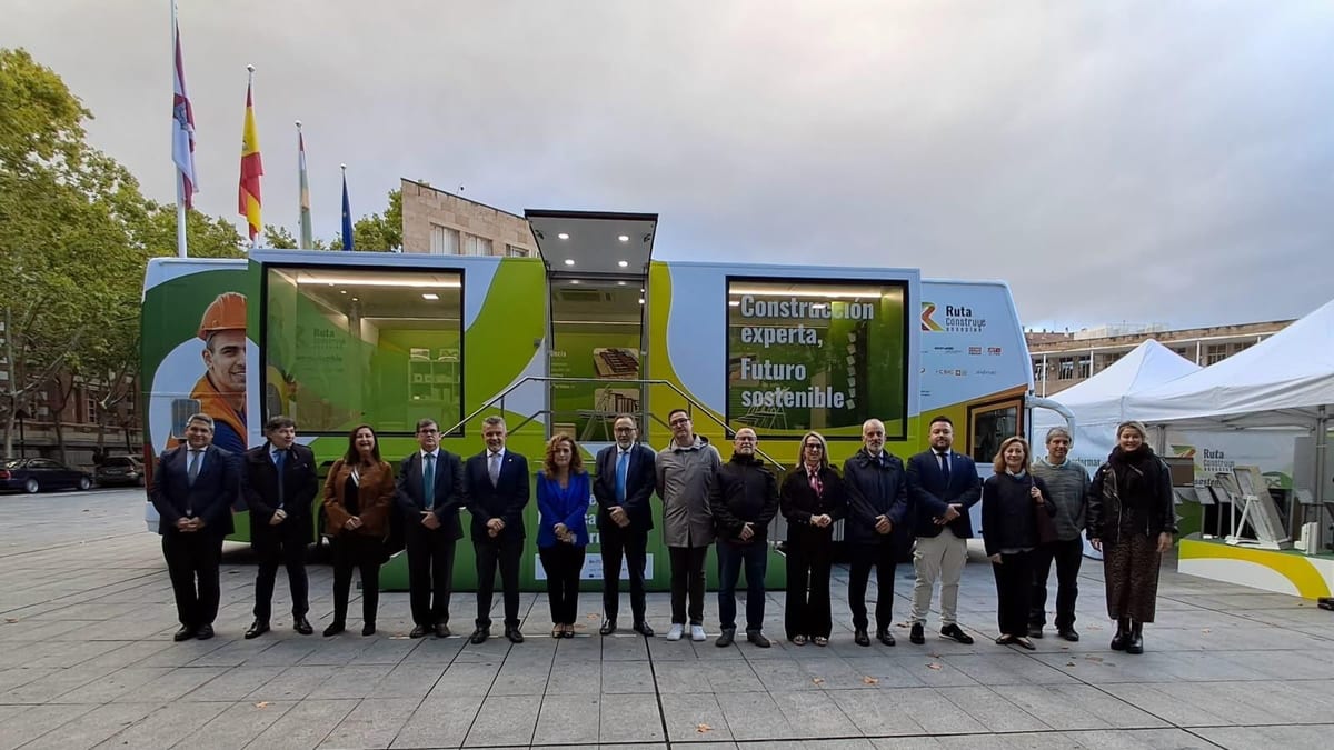 Autobús de la Ruta Construye 2030plus en Logroño con el lema Construcción experta, Futuro sostenible