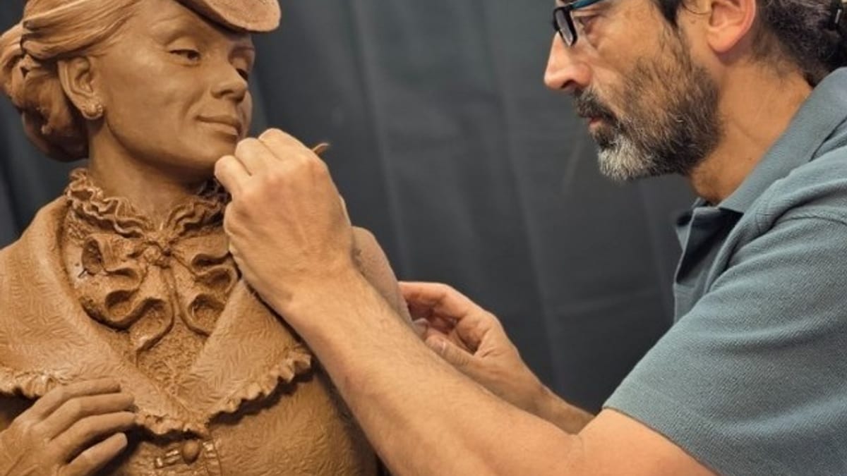 Esculturas de Donya Manuela y el xiquet aragonés de Arròs i tartana en proceso de fundición de bronce para la ruta literaria de Valencia