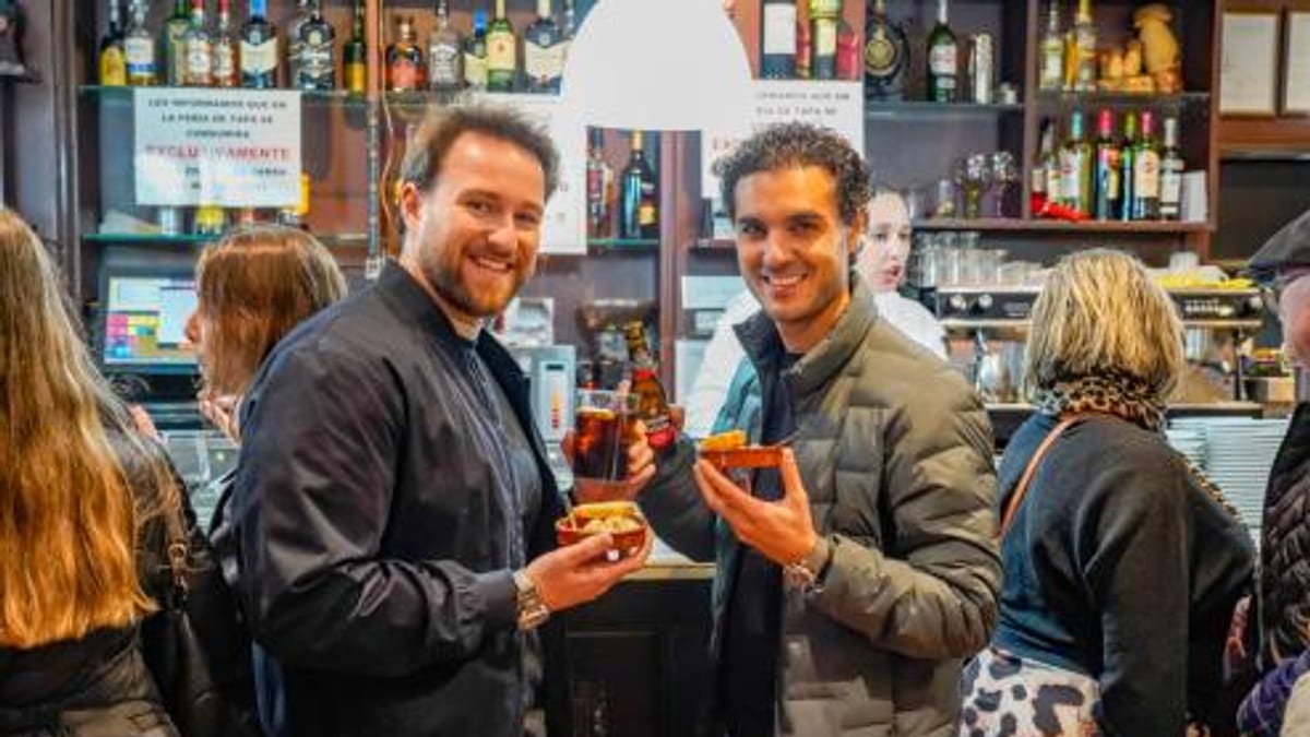 Visitantes disfrutando de la Ruta de la Tapa en Torrejón de Ardoz durante la XVII edición de Torrejón se desTapa