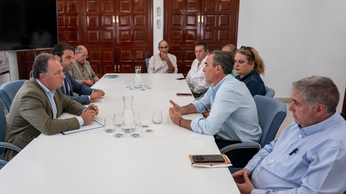 David Toscano, presidente de la Diputación de Huelva, junto al alcalde Rubén Rodríguez y representantes del sector vitivinícola de Bollullos Par del Condado