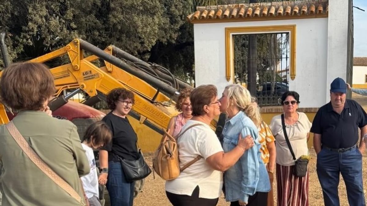 Participantes en ruta guiada en el cortijo Los Millares de Trigueros, con la diputada de Cultura y participantes del programa Conozca la Provincia de Huelva