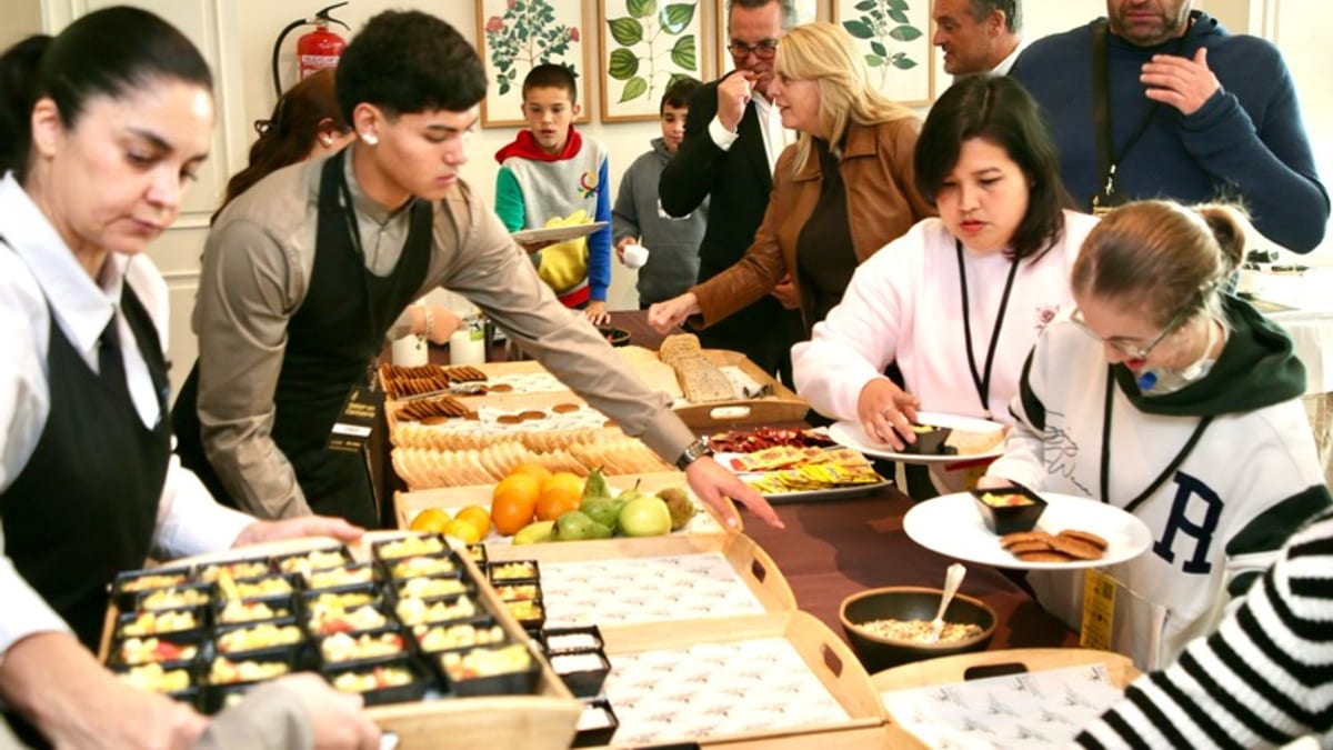 Escena del evento Sabor en Cantabria con participantes alrededor de una mesa con alimentos en un taller culinario