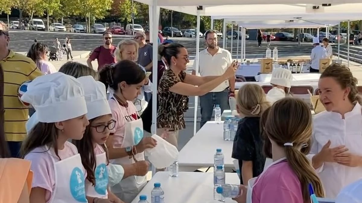 Participantes disfrutando de Saboreando Alcobendas 2026 en la explanada de la Ciudad Deportiva de Valdelasfuentes con actividades gastronómicas y de entretenimiento