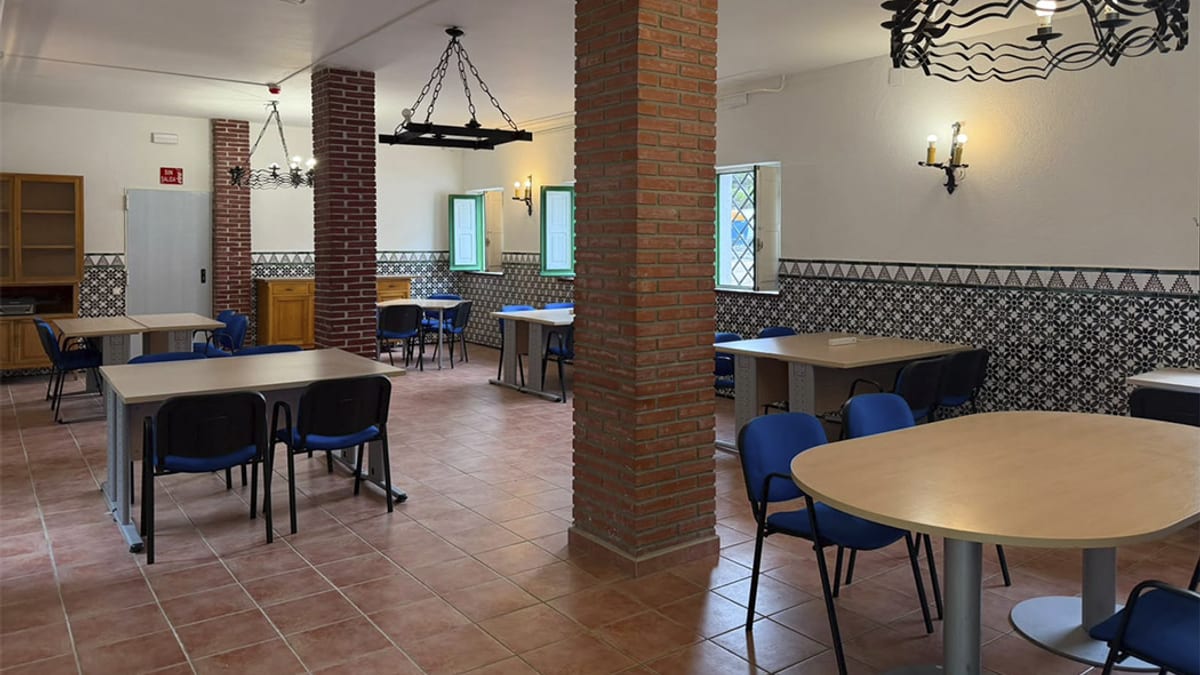 Sala de estudio del Albergue Juvenil de Seseña Nuevo con mesas y sillas para estudiantes
