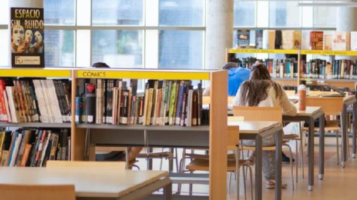 Cartel informativo del Ayuntamiento de Majadahonda sobre la ampliación de horario de la Sala de Estudios de la Biblioteca Municipal Francisco Umbral