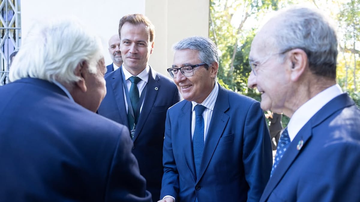 Salado Escaño, presidente de la Diputación de Málaga, en el coloquio con Felipe González en los Jardines de San Telmo