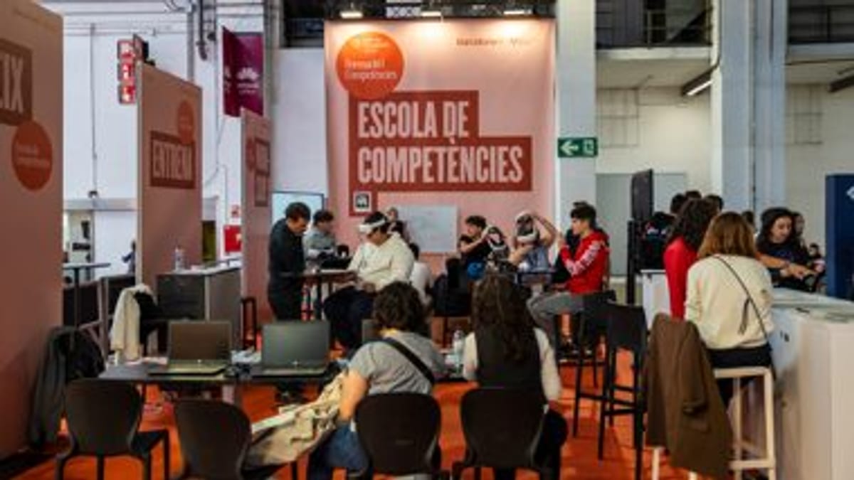 Personas asistiendo al Salón del Empleo en el Recinto de Montjuïc de Fira de Barcelona