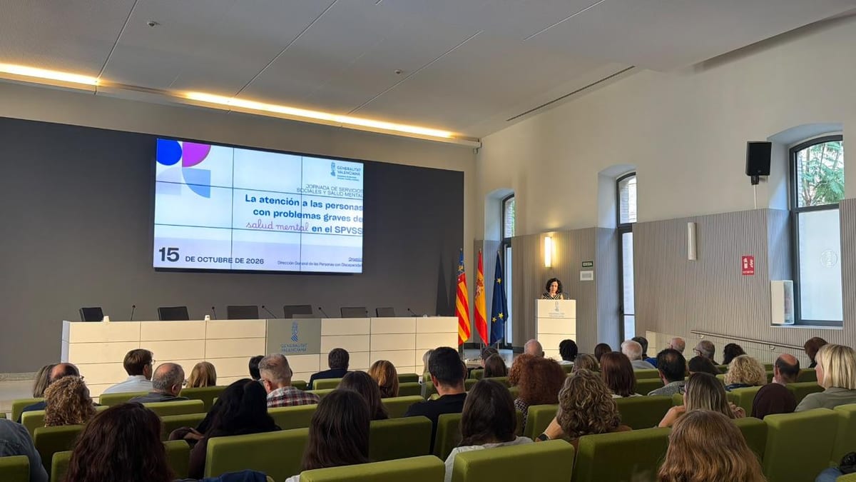 Elena Albalat durante la clausura de la jornada sobre atención a personas con problemas graves de salud mental en el Sistema Público Valenciano de Servicios Sociales