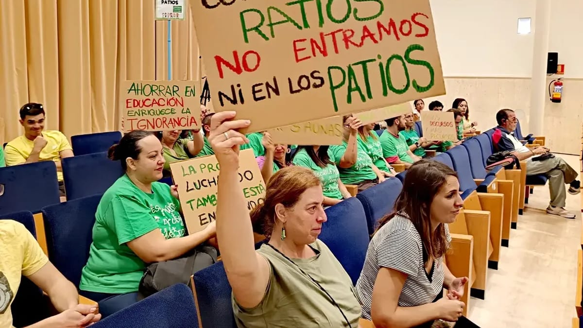 Cartel de manifestantes en huelga educativa con reivindicaciones de bajada de ratios e inversión en educación pública