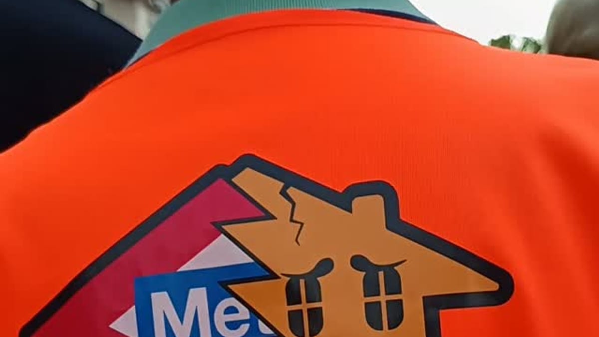 Concentración de vecinos de San Fernando de Henares en la calle Nazario Calonge reclamando justicia por daños de la Línea 7B de Metro