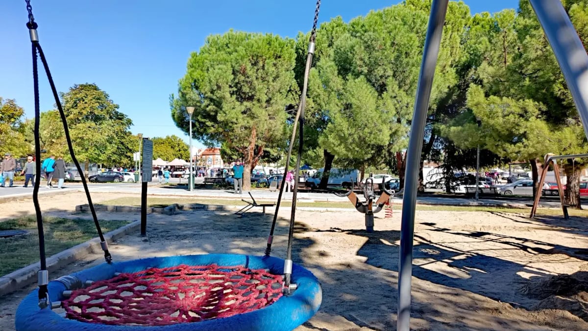 Parque infantil de Plaza de Guernica en San Fernando de Henares con nuevos juegos: castillo con tobogán, columpio gigante y excavadora renovados