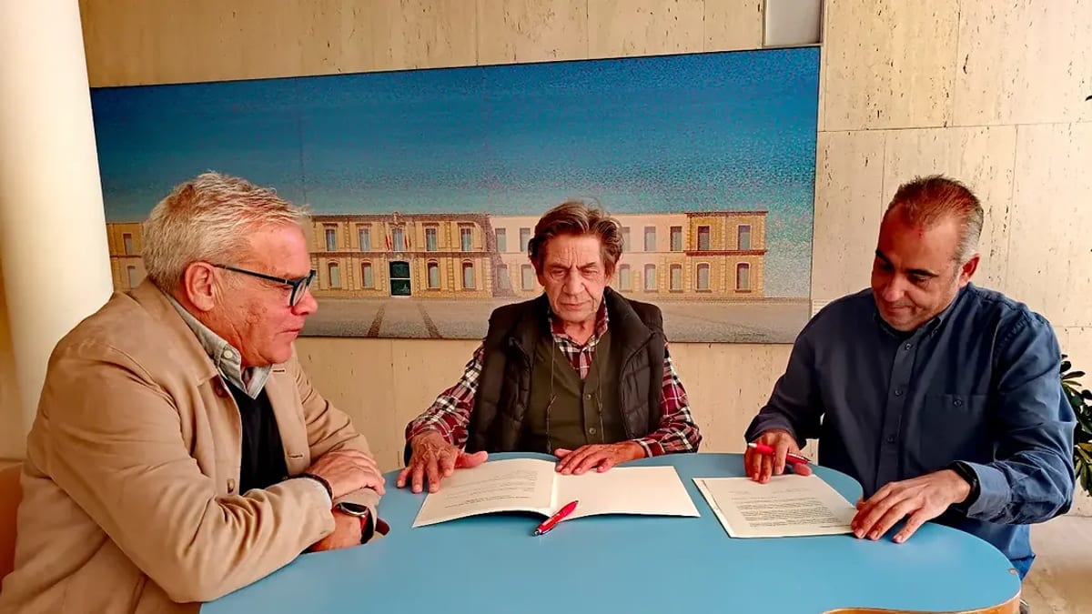 El alcalde Javier Corpa y representantes del Ayuntamiento de San Fernando de Henares durante la firma de renovación de la cesión del cuadro de Julián Gascón
