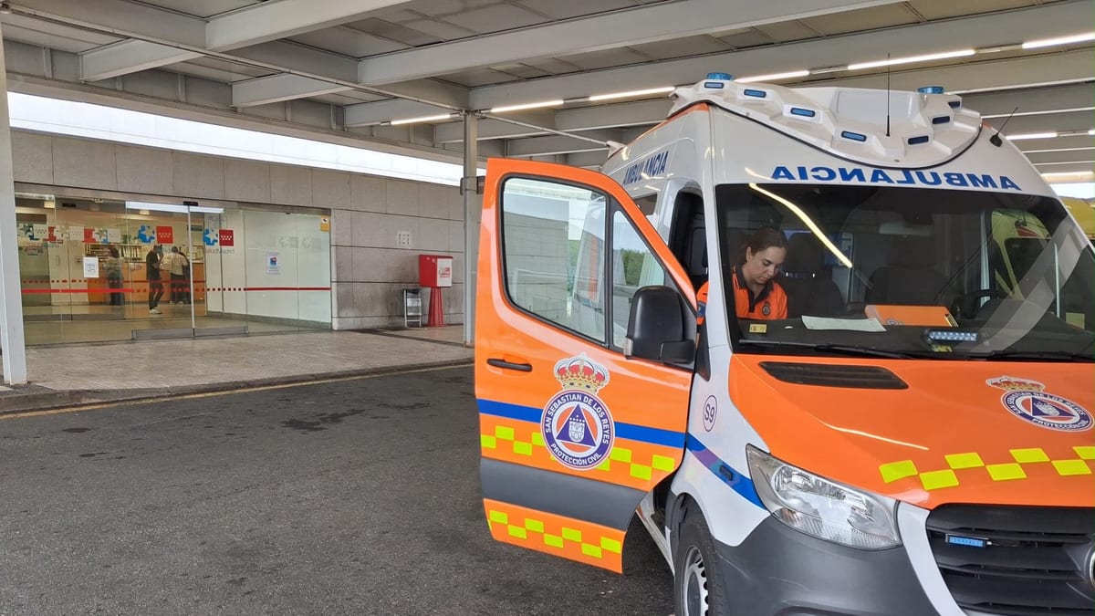 Ambulancia de Protección Civil de San Sebastián de los Reyes estacionada en garaje de servicio