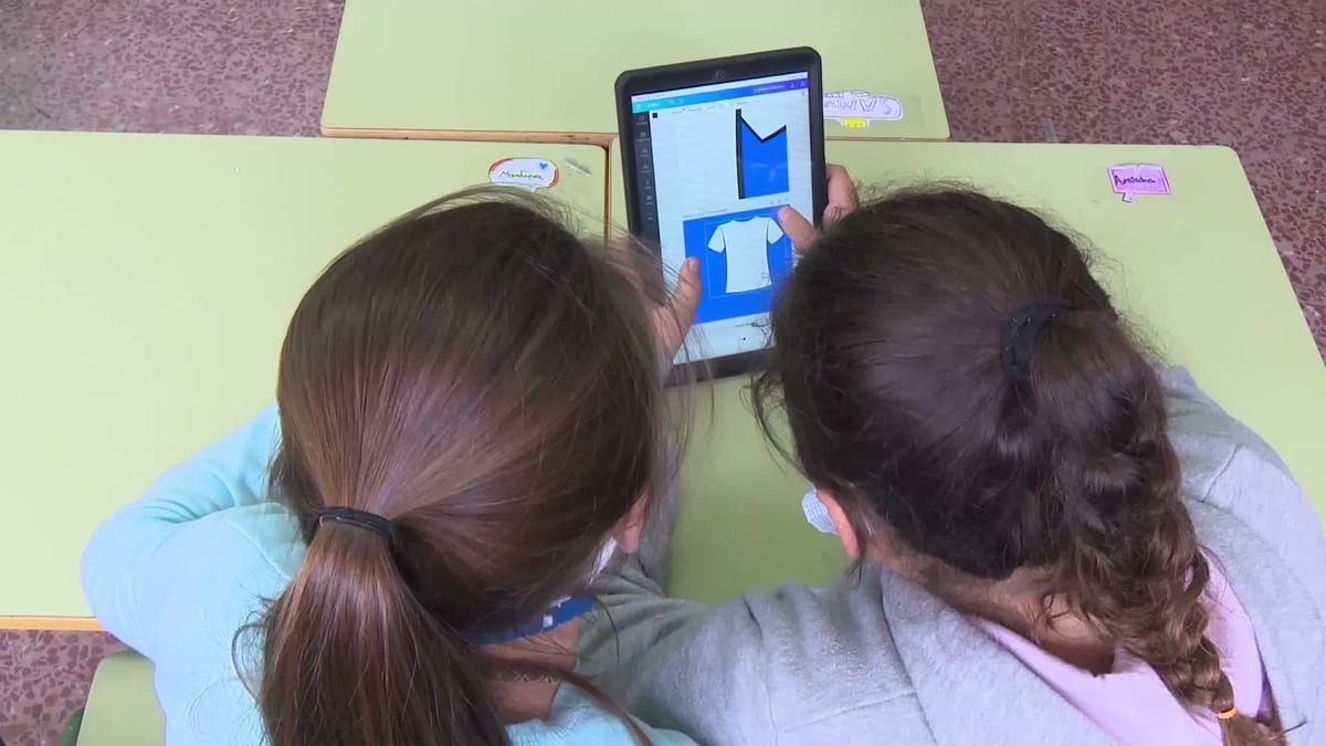 Dos personas observan una tableta con una aplicación de diseño durante una sesión del programa de Bienestar Digital