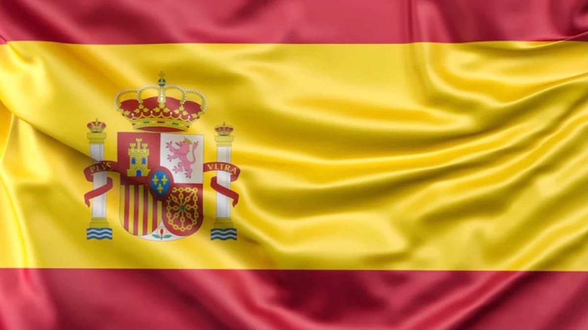 Bandera de España con escudo nacional para conmemorar el Día de la Hispanidad