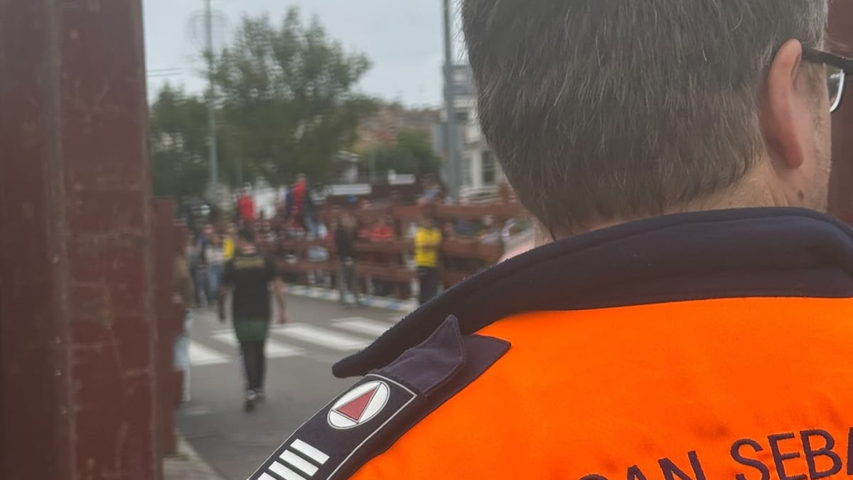 Equipo de protección de San Sebastián de los Reyes en los encierros de Las Rozas bajo lluvia