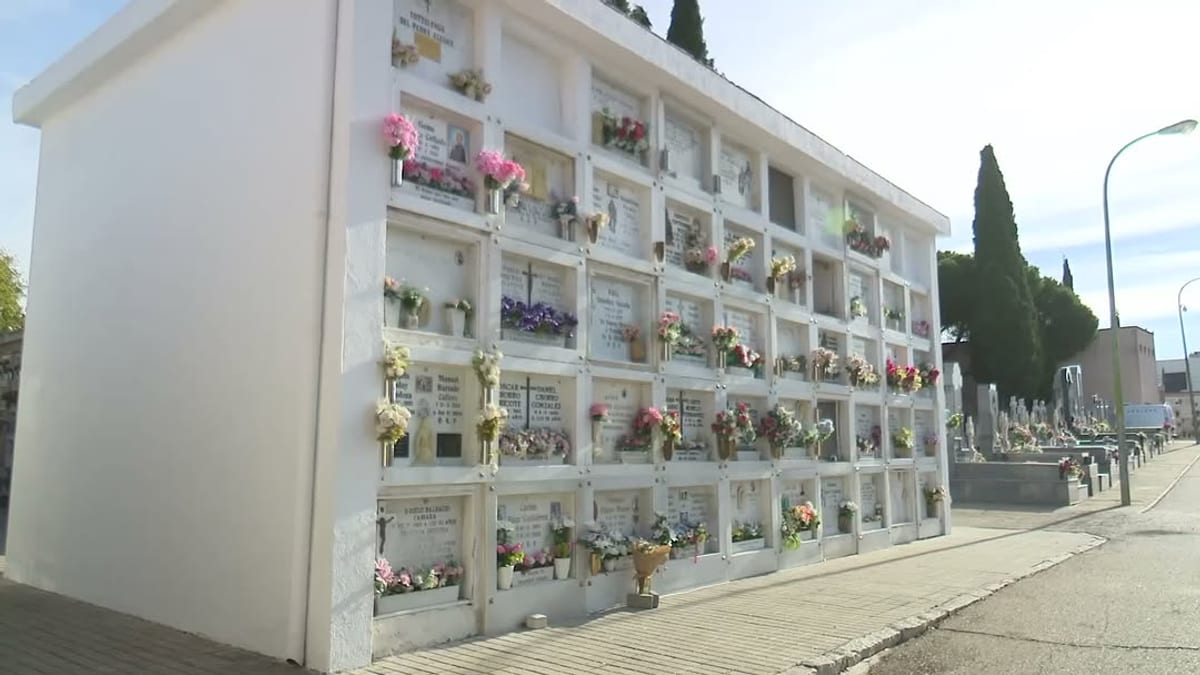 Columbario con flores en el cementerio de San Sebastián de los Reyes