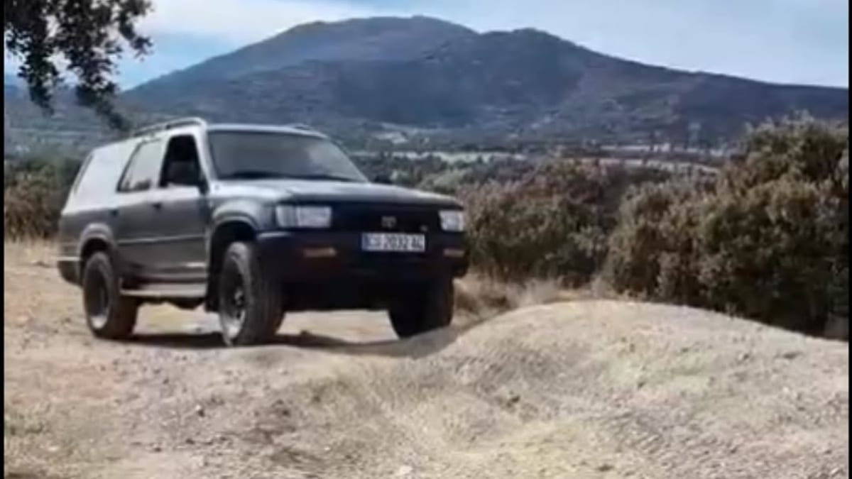 Vehículo SUV estacionado en camino de tierra durante jornada de formación en conducción de vehículos 4x4