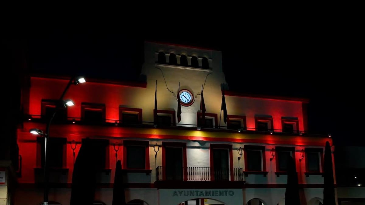 Fachada de la Casa Consistorial de San Sebastián de los Reyes iluminada con los colores de la bandera española