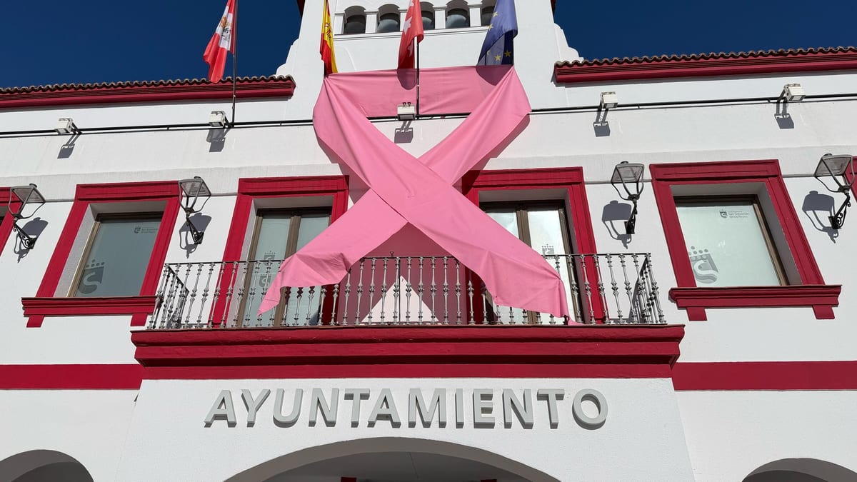 Fachada de la Casa Consistorial de San Sebastián de los Reyes cubierta con un gran lazo rosa para conmemorar el Día Mundial contra el Cáncer de Mama