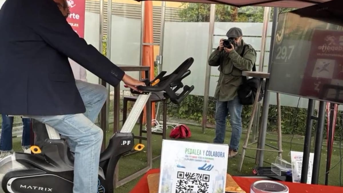 Participantes en la jornada ciclista solidaria 'Pedalea por la ER' de San Sebastián de los Reyes