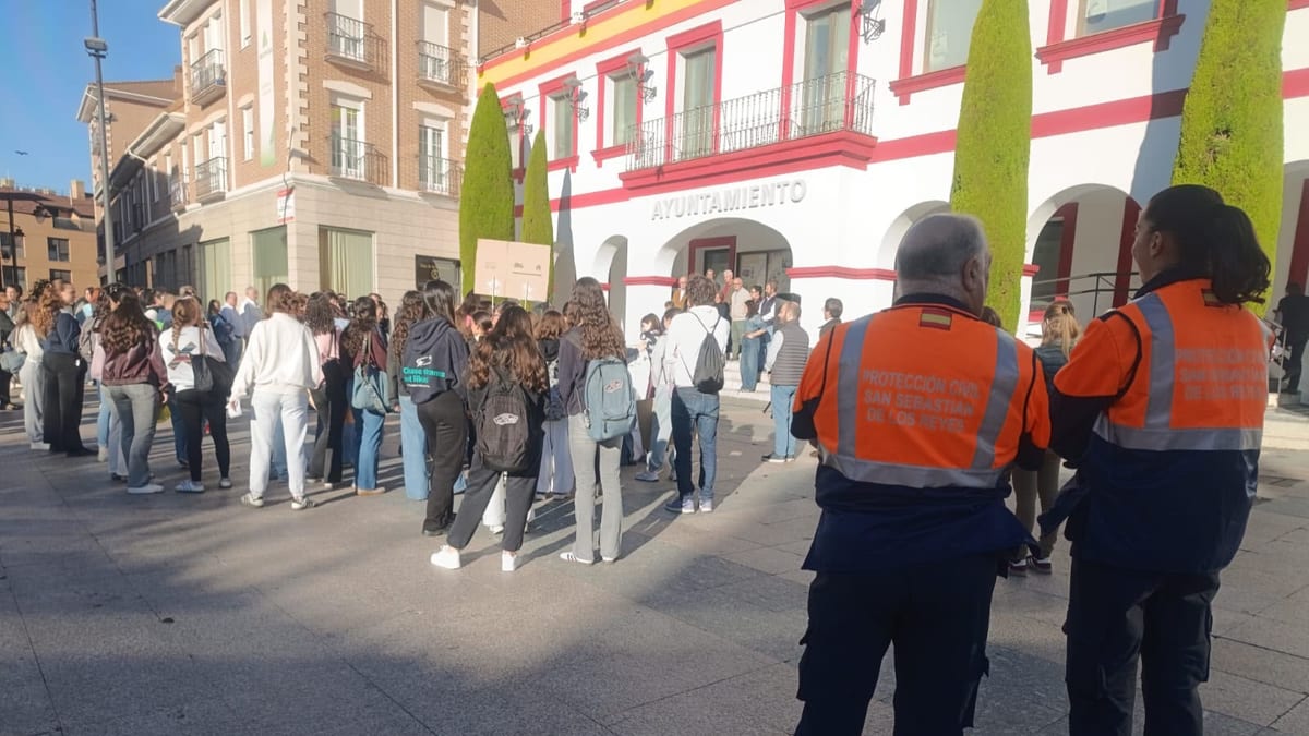 Participantes en la Marcha por la Salud Mental en San Sebastián de los Reyes frente a edificio del Ayuntamiento