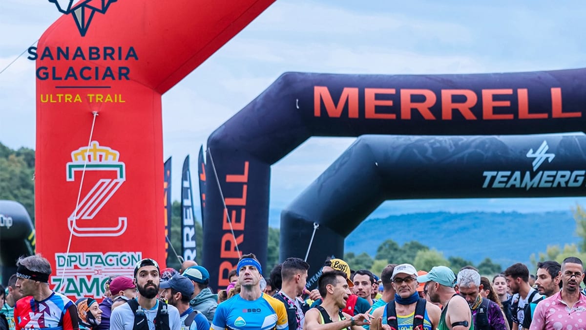 Participantes del Sanabria Glaciar Ultra Trail durante la segunda etapa de la competición en Zamora