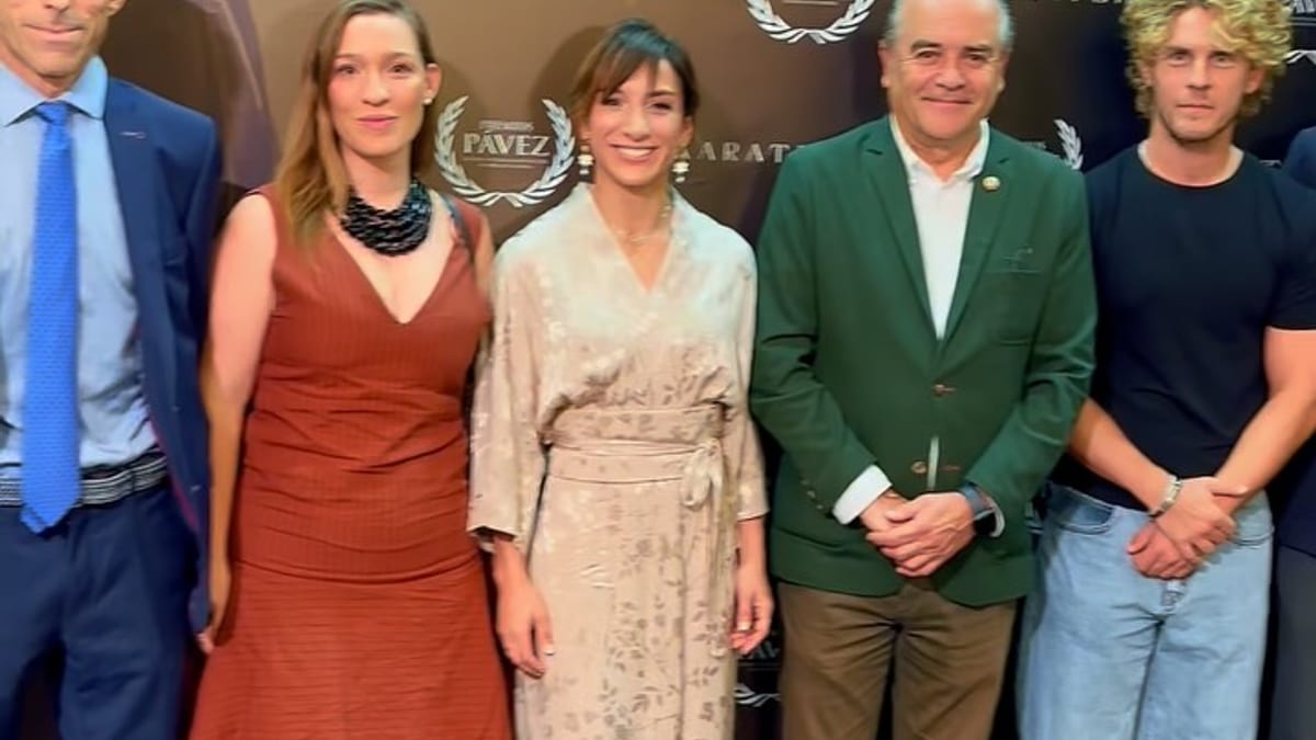 Gala inaugural de los Premios Pávez con Sandra Sánchez recibiendo el premio Película de Barro