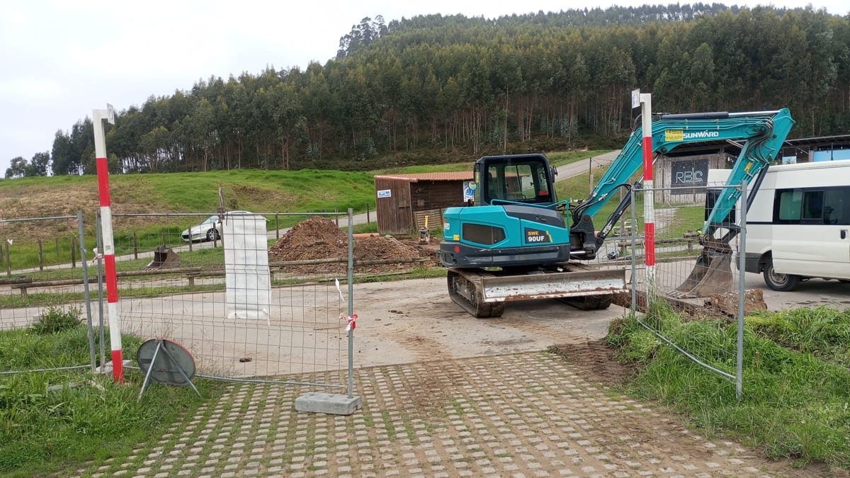 Obra de saneamiento en Villaviciosa con maquinaria de construcción para eliminar vertidos a la ría