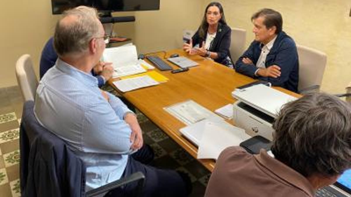 Reunión en el Ayuntamiento de Alzira para formalizar la adquisición de terrenos para ampliar el aparcamiento del Hospital de la Ribera