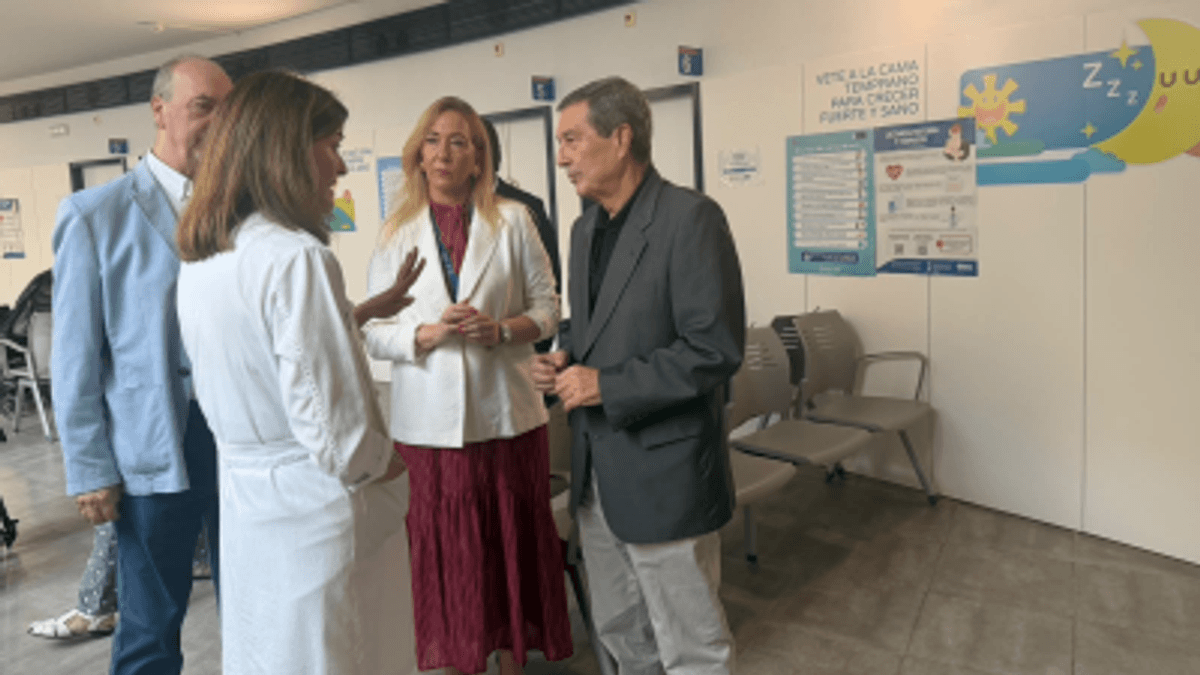 El conseller Marciano Gómez visita el Centro de Salud de Aldaia durante el anuncio de la ampliación de consultas y medidas de protección