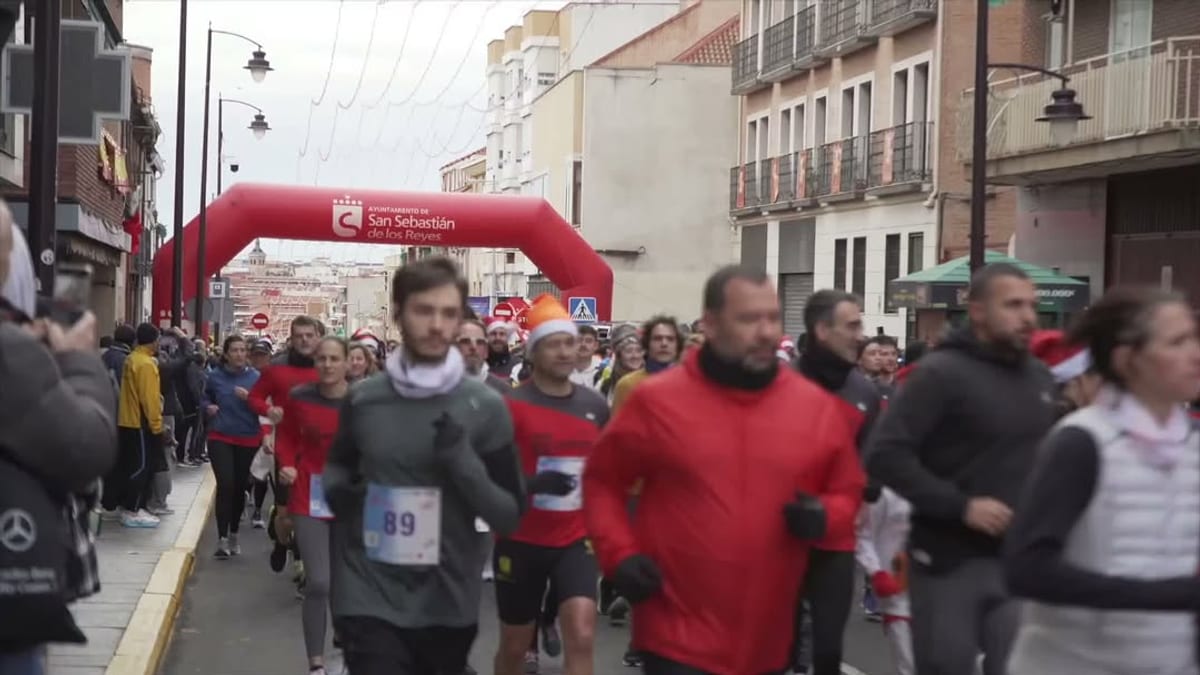 Cartel de la SanSelvestre 2026 de San Sebastián de los Reyes con participantes corriendo en la Plaza de la Constitución