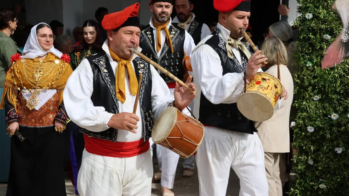Celebración del Día de Sant Rafel con participantes en procesión tradicional y actividades festivas en Ibiza
