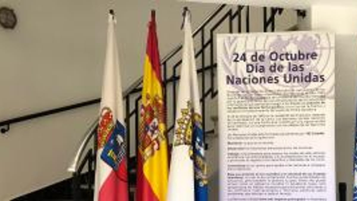 Fachada del Ayuntamiento de Santander iluminada en conmemoración del Día de las Naciones Unidas, 24 de octubre