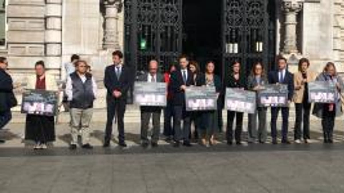 Acto de homenaje en Santander en recuerdo de las mujeres asesinadas por violencia de género, con presencia de representantes institucionales