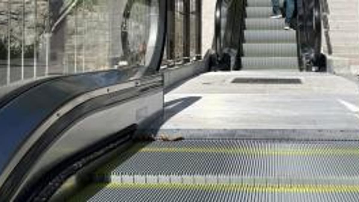 Escaleras mecánicas en la calle Alceda de Santander durante los trabajos de sustitución
