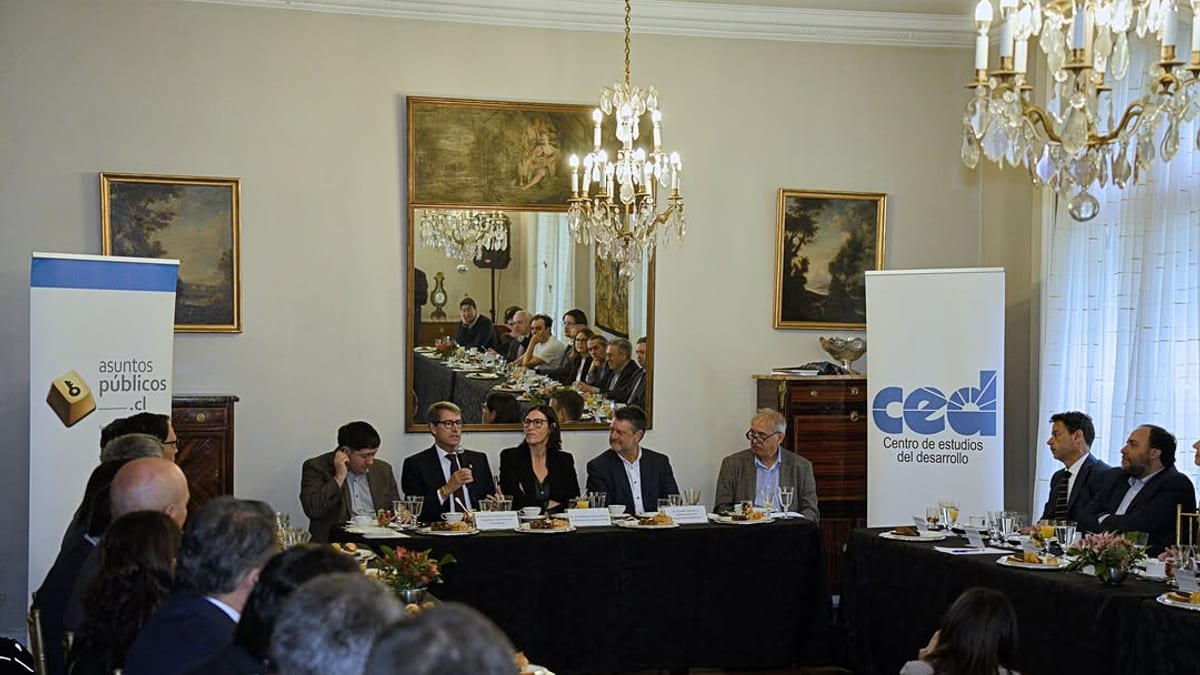 Encuentro de trabajo en Santiago de Chile con el presidente Gonzalo Capellán, embajadora Laura Oroz y gobernador Claudio Orrego
