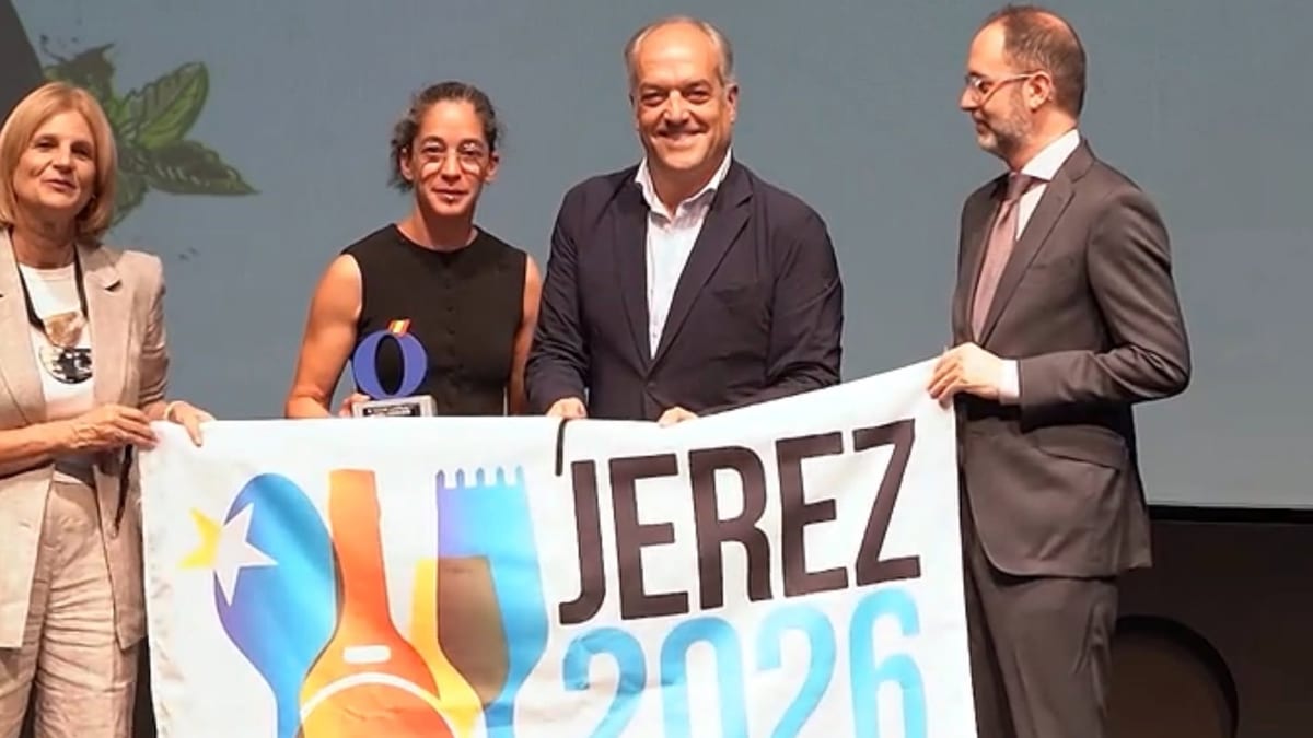 Sara Ferreres recibiendo el premio a Mejor Cocinera en los Premios Gastro&Cía de La Razón en Jerez, junto a representantes de la Milla de Oro del Vino de Valladolid