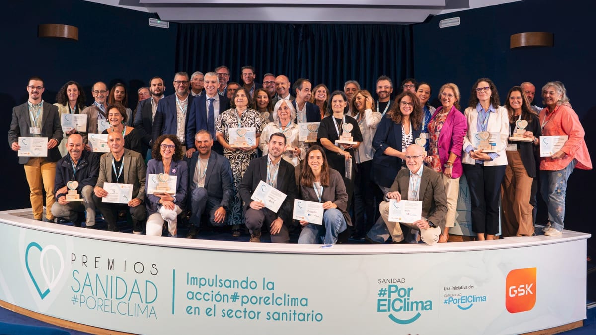 Foto de familia de los ganadores de los premios Sanidad por el Clima, con el logo de la iniciativa #PorElClima