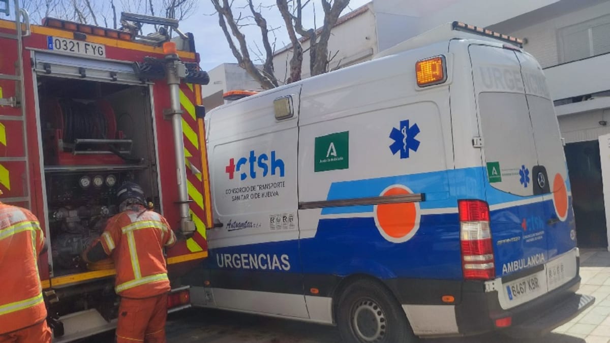 Ambulancia de emergencias en el lugar del accidente de tráfico en Moguer